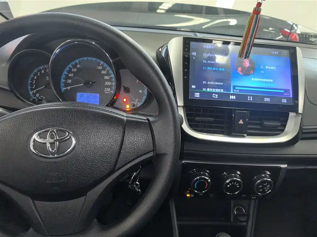 Toyota Yaris L — фото 10