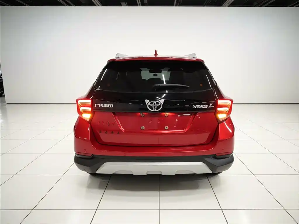 Toyota Yaris L — фото 4