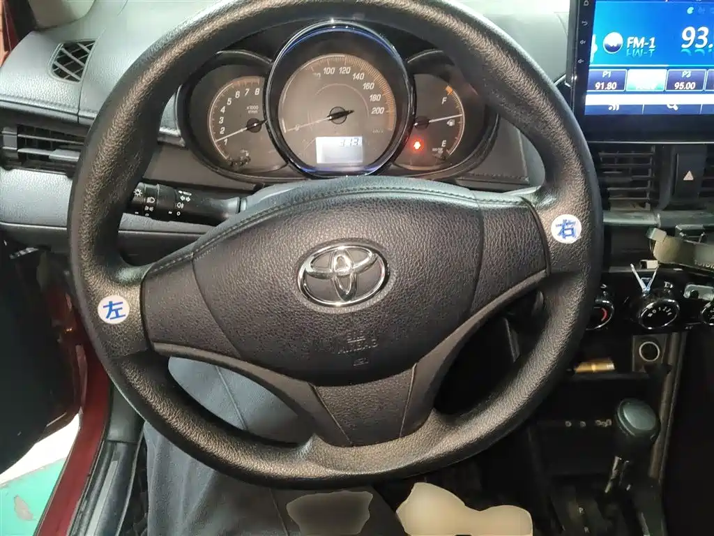Toyota Yaris L — фото 7