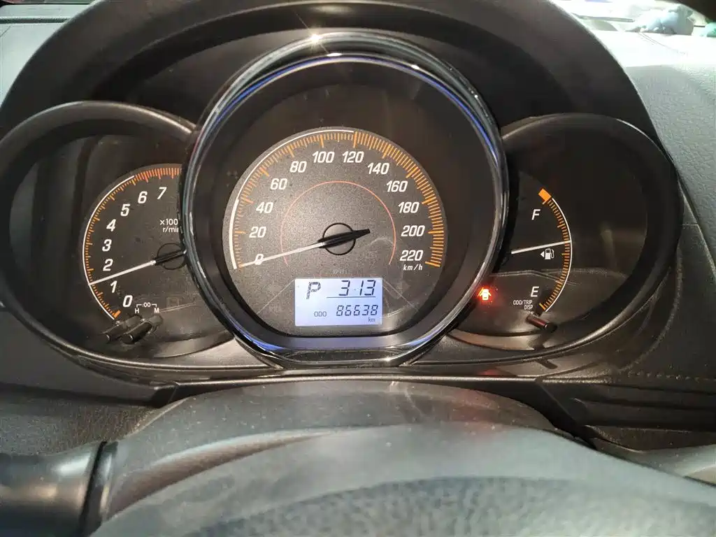 Toyota Yaris L — фото 8