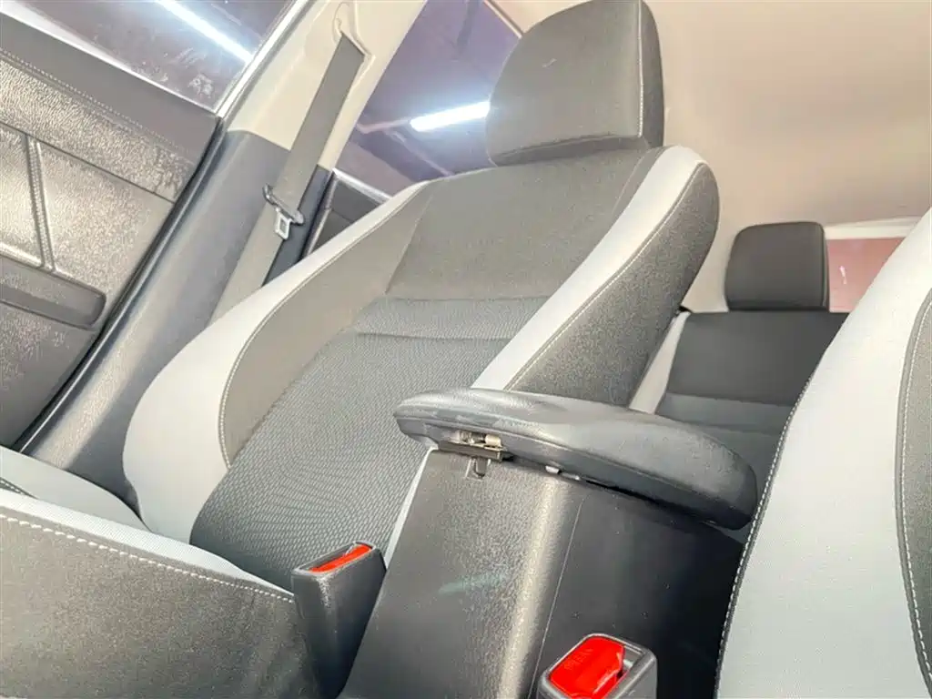 Toyota Yaris L — фото 2