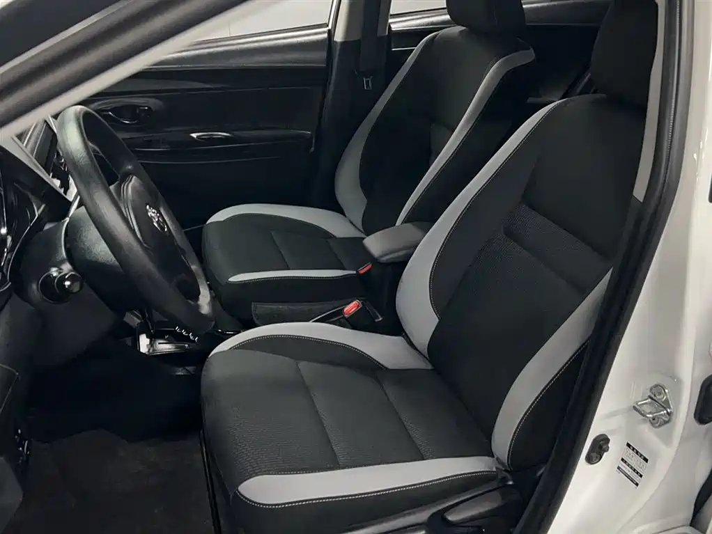 Toyota Yaris L — фото 11