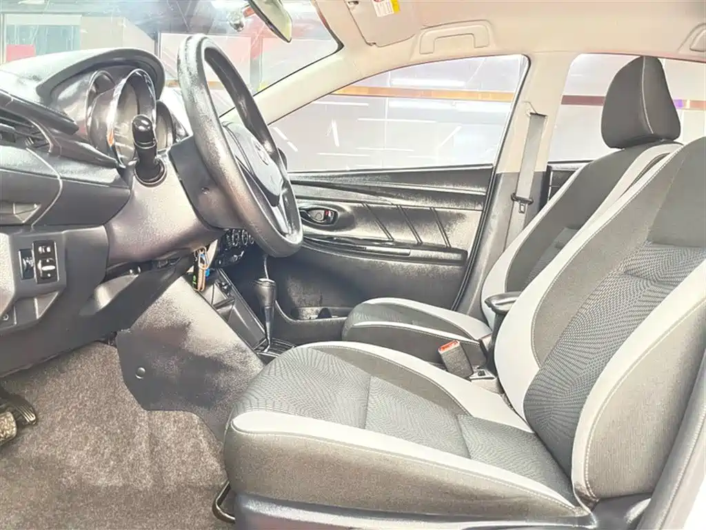Toyota Yaris L — фото 22
