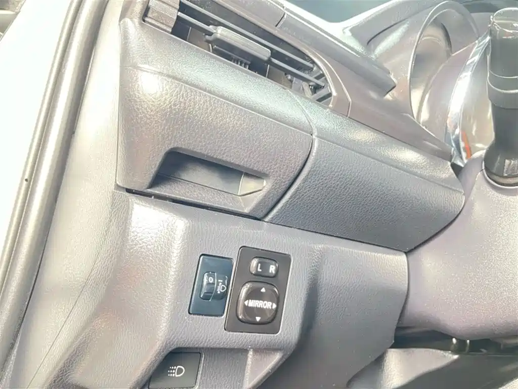 Toyota Yaris L — фото 24