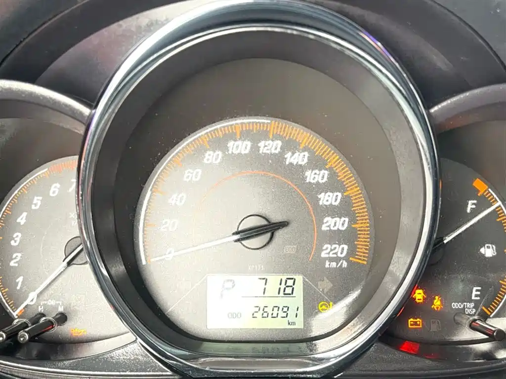 Toyota Yaris L — фото 7