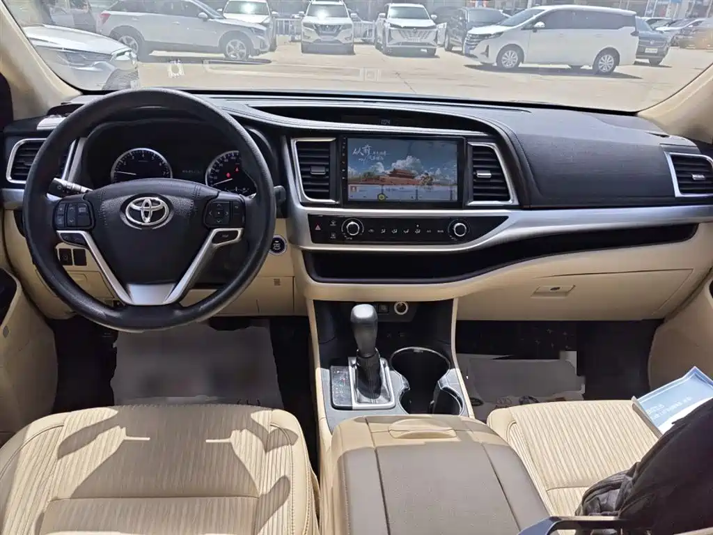 Toyota Highlander — фото 10