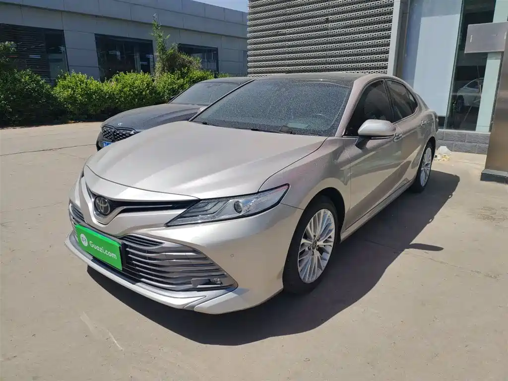 Toyota Camry — фото 1