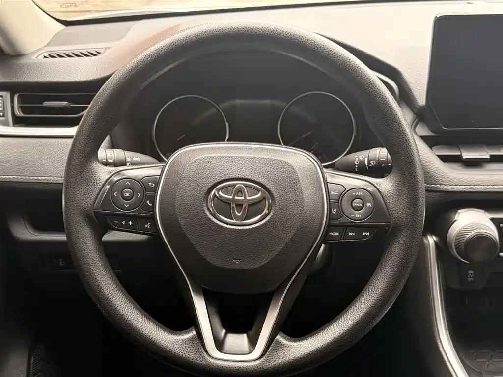 Toyota RAV4 — фото 3