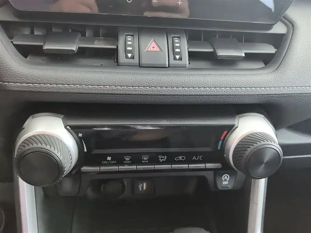 Toyota RAV4 — фото 5