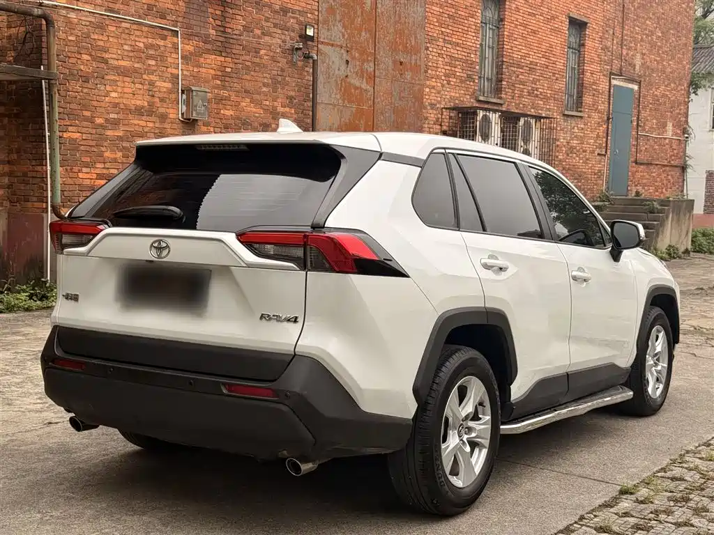 Toyota RAV4 — фото 7
