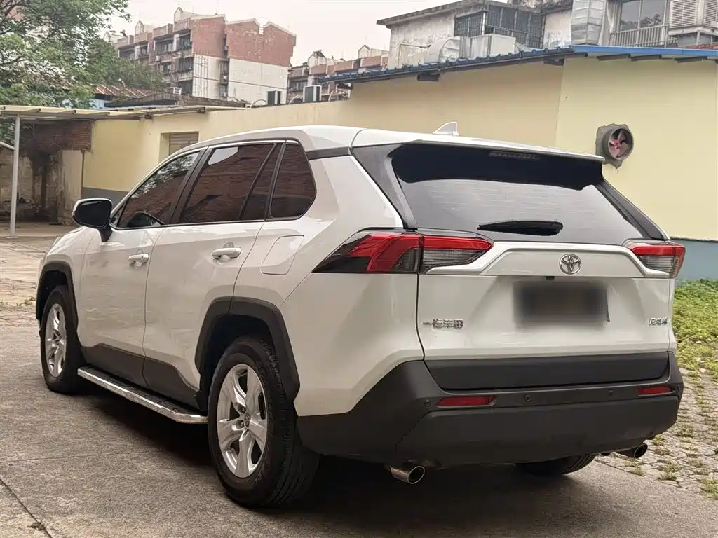 Toyota RAV4 — фото 9