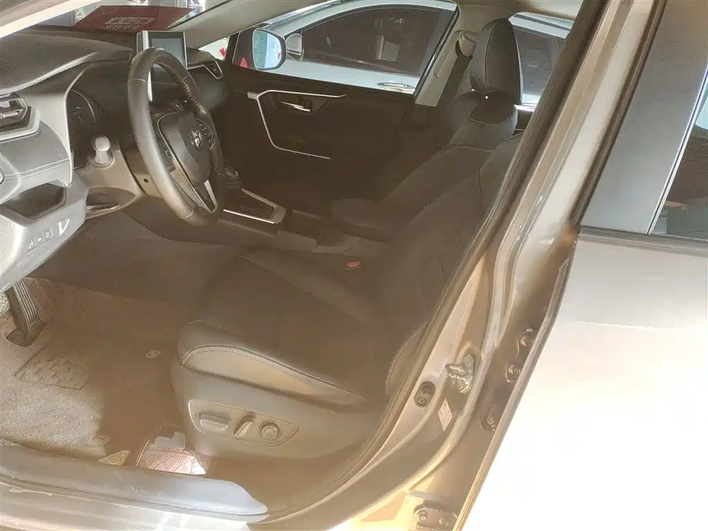 Toyota RAV4 — фото 14