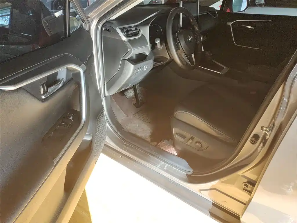 Toyota RAV4 — фото 15