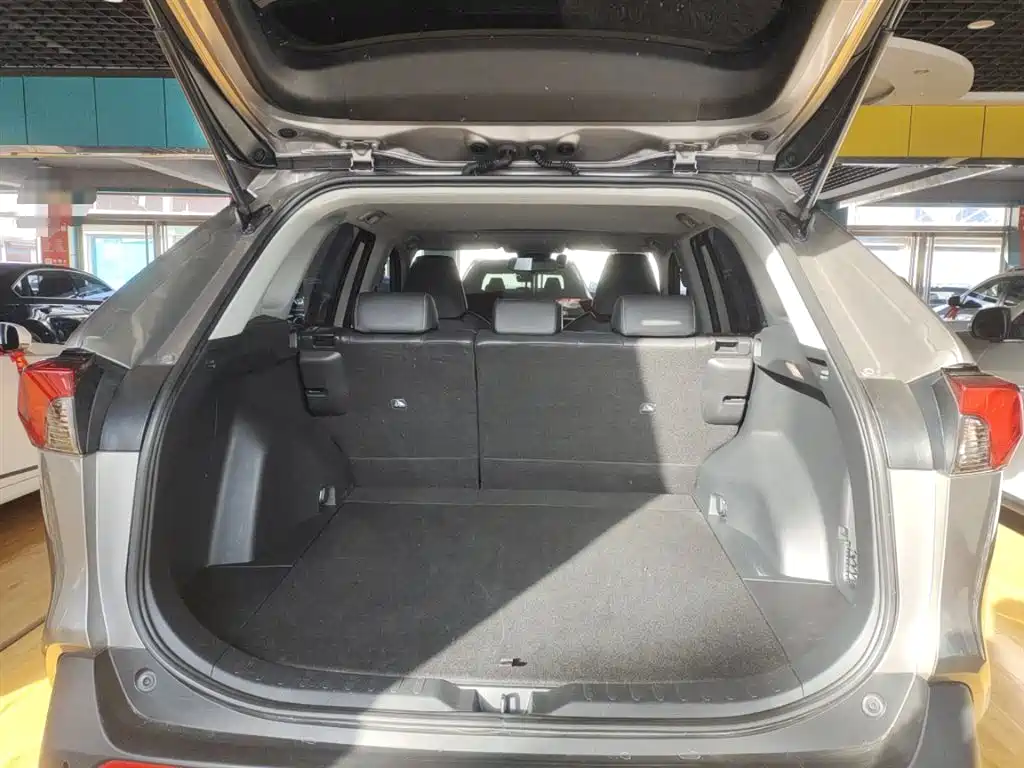 Toyota RAV4 — фото 18
