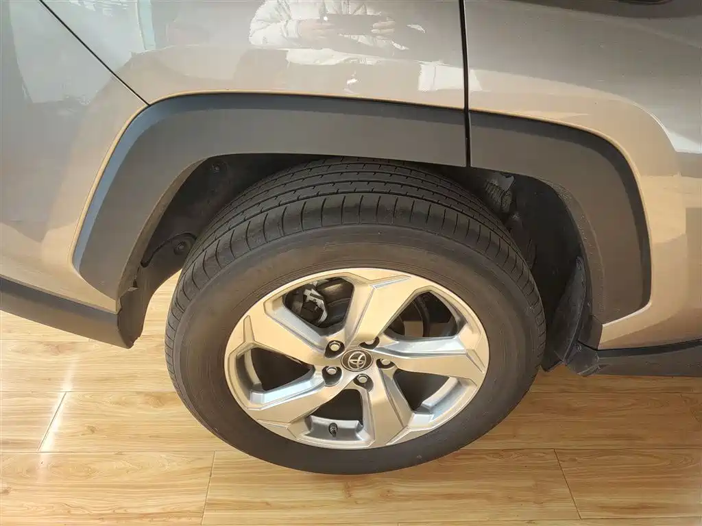 Toyota RAV4 — фото 25