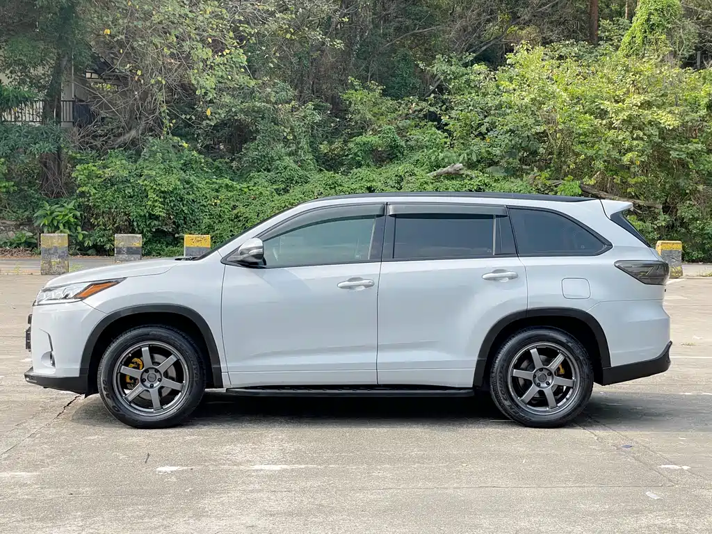 Toyota Highlander — фото 9