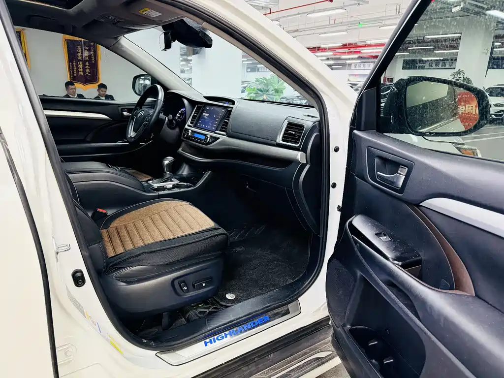 Toyota Highlander — фото 11