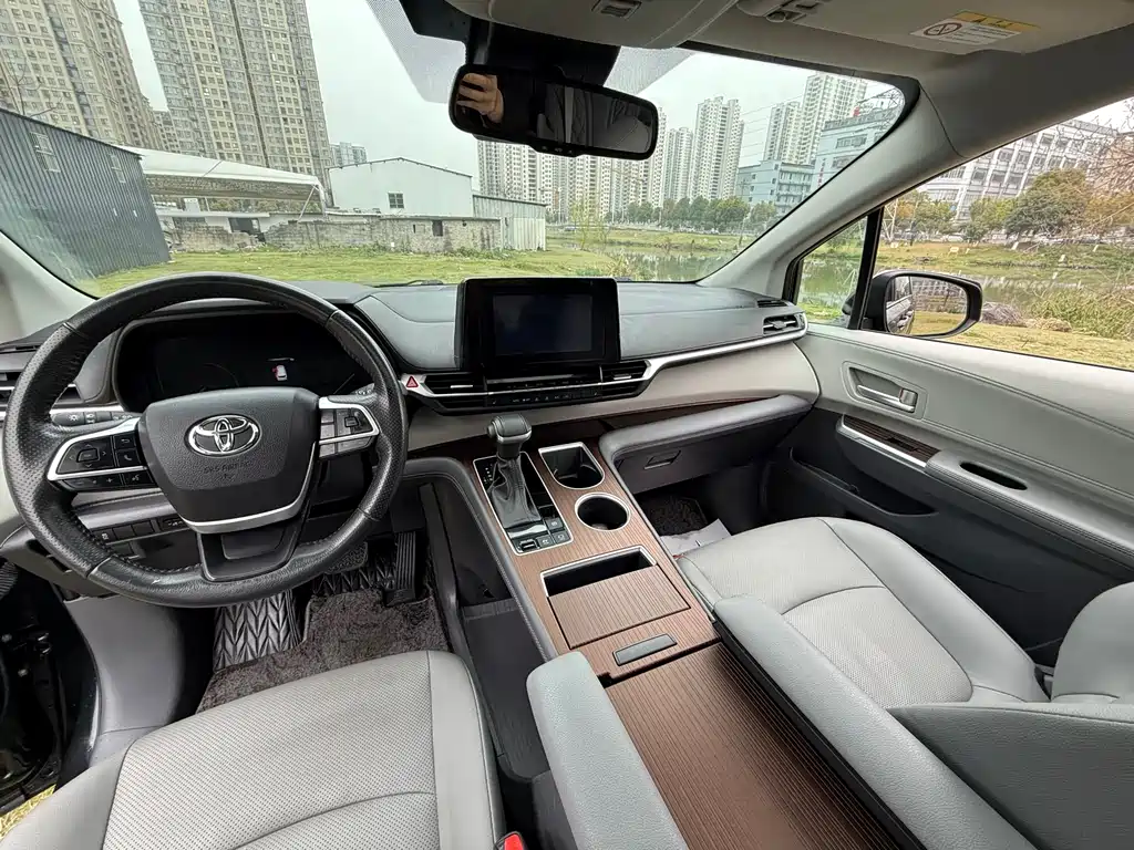 Toyota Sienna — фото 11