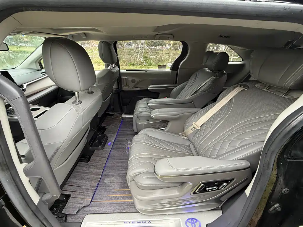 Toyota Sienna — фото 8