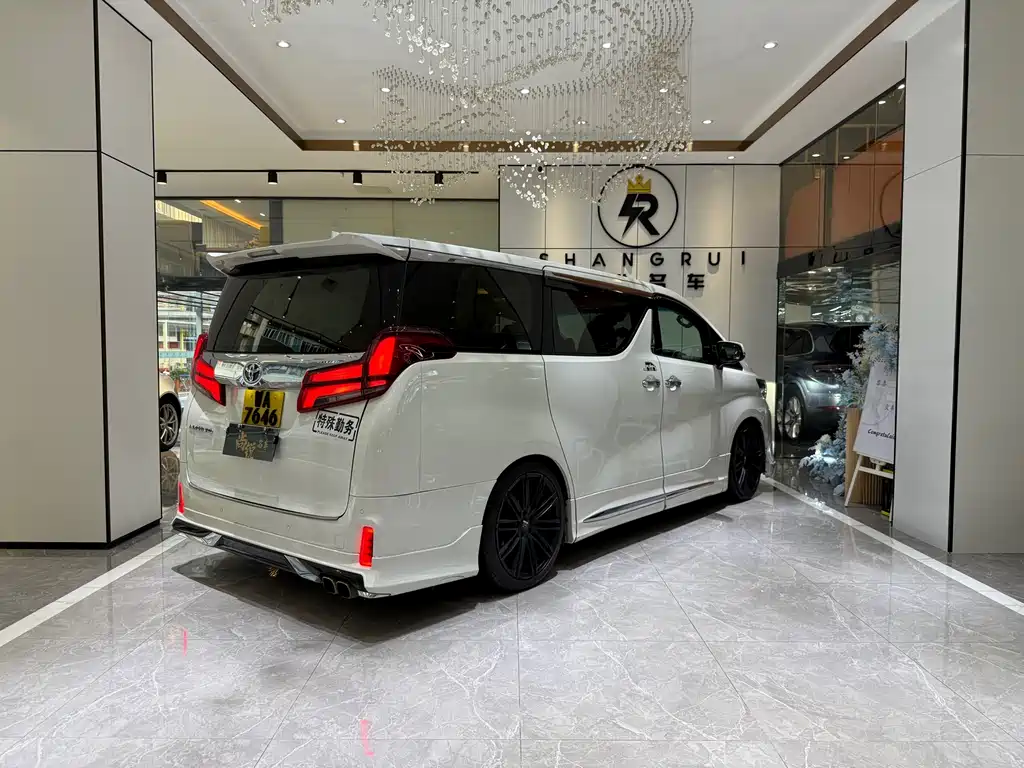 Toyota Alphard — фото 11