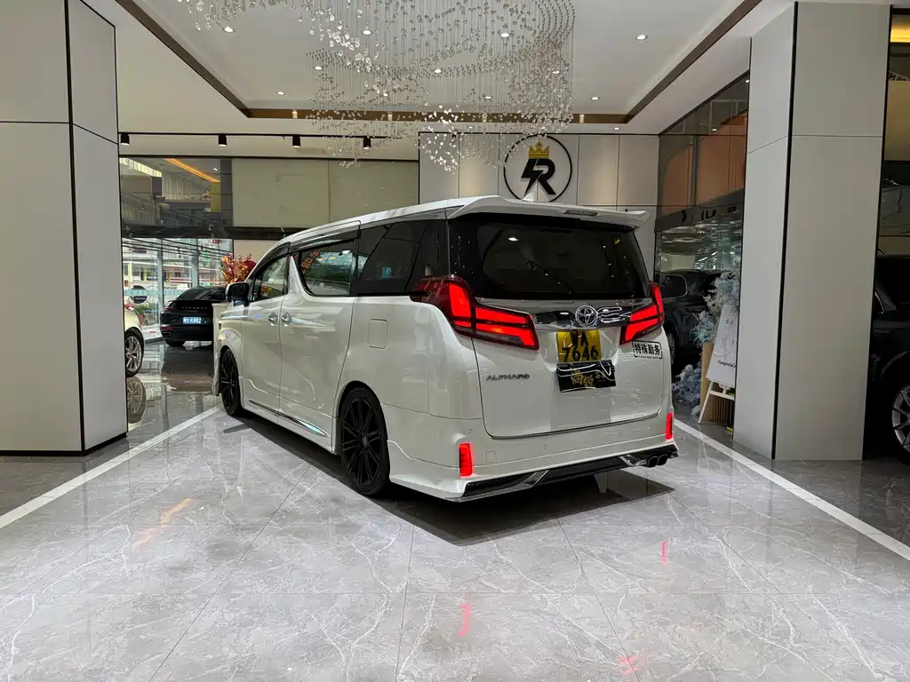 Toyota Alphard — фото 13