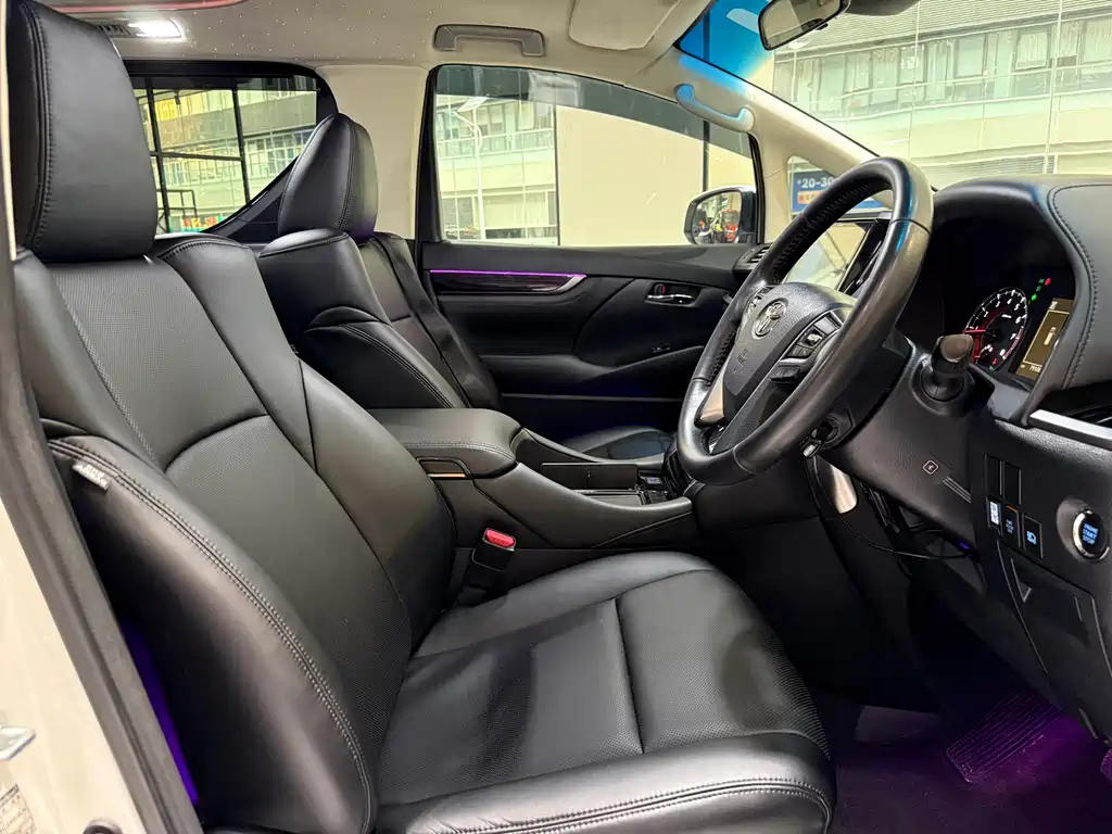 Toyota Alphard — фото 5
