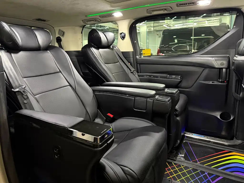 Toyota Alphard — фото 7