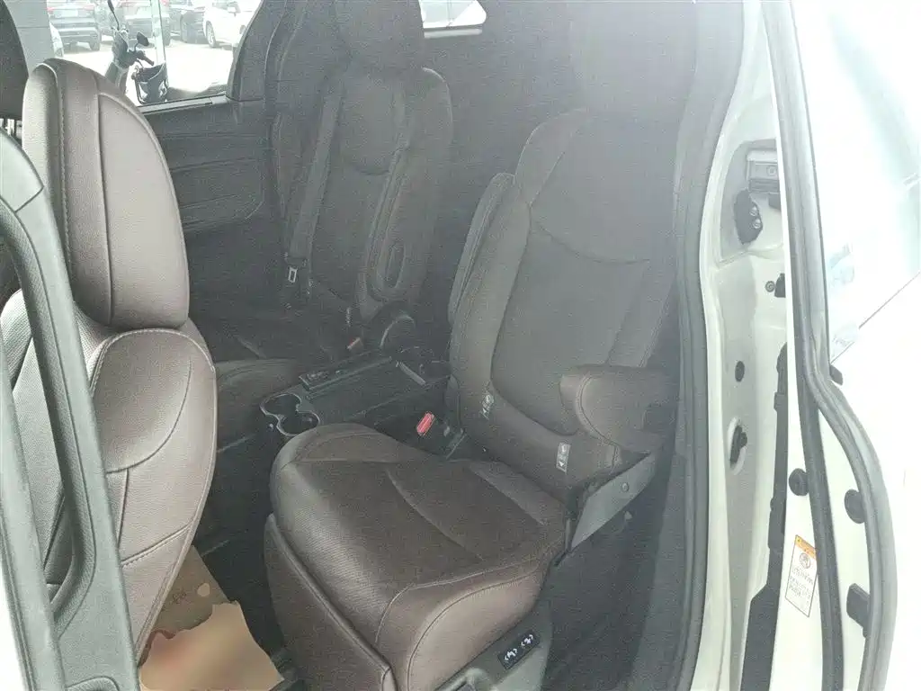 Toyota Sienna — фото 17
