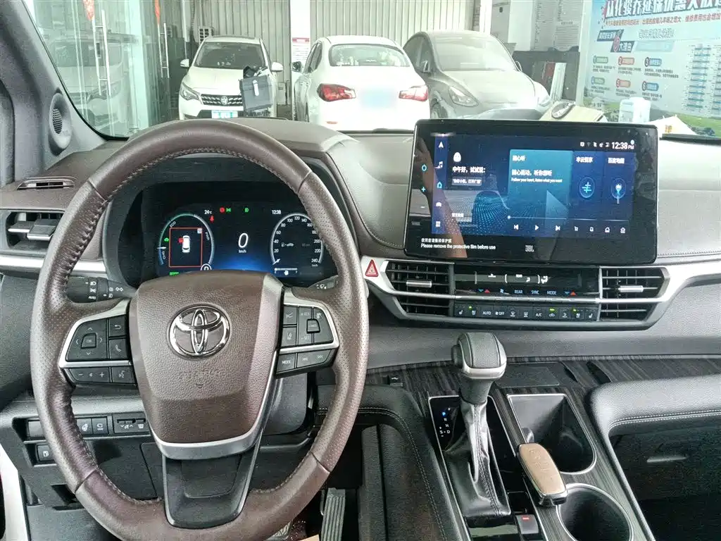 Toyota Sienna — фото 10