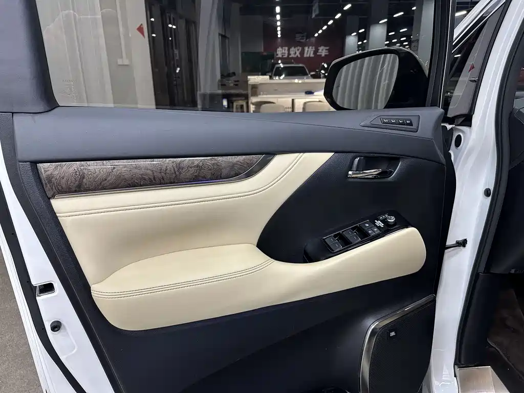 Toyota Vellfire — фото 4