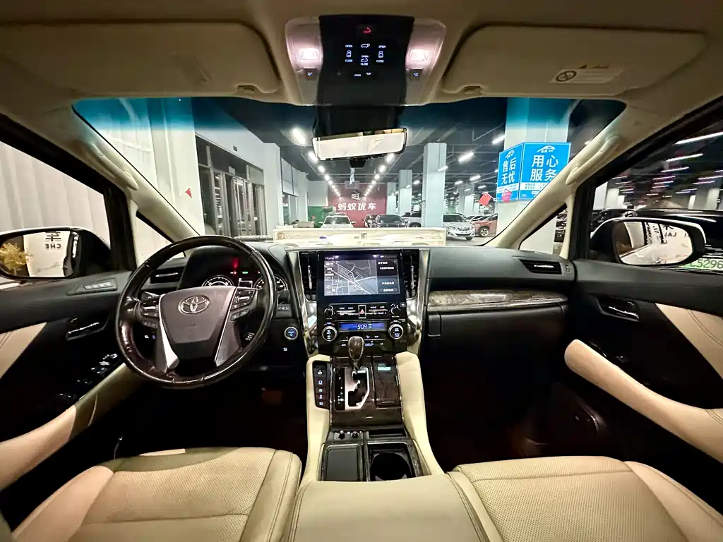 Toyota Vellfire — фото 10