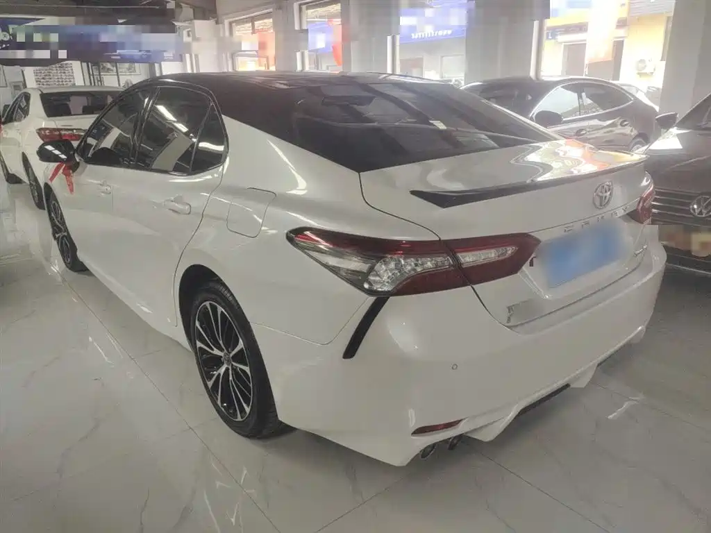 Toyota Camry — фото 5