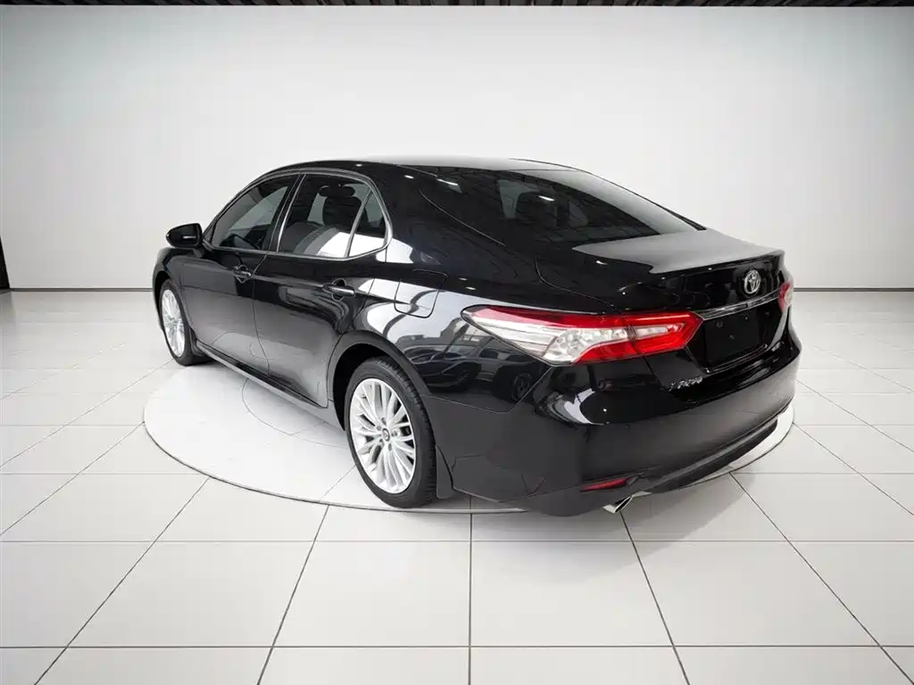 Toyota Camry — фото 5