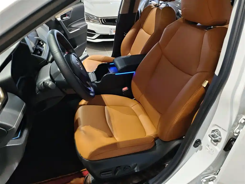 Toyota RAV4 — фото 11