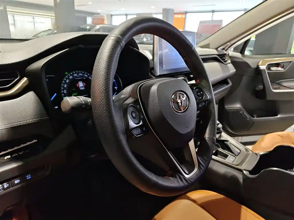 Toyota RAV4 — фото 19