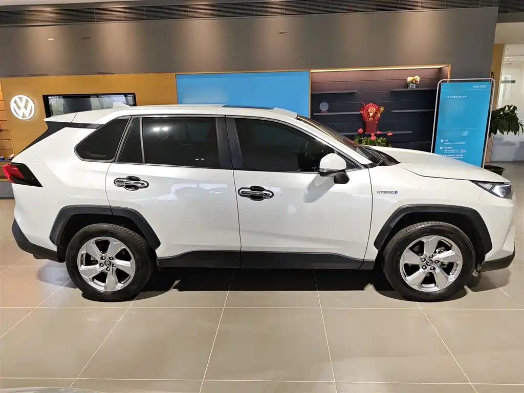 Toyota RAV4 — фото 24