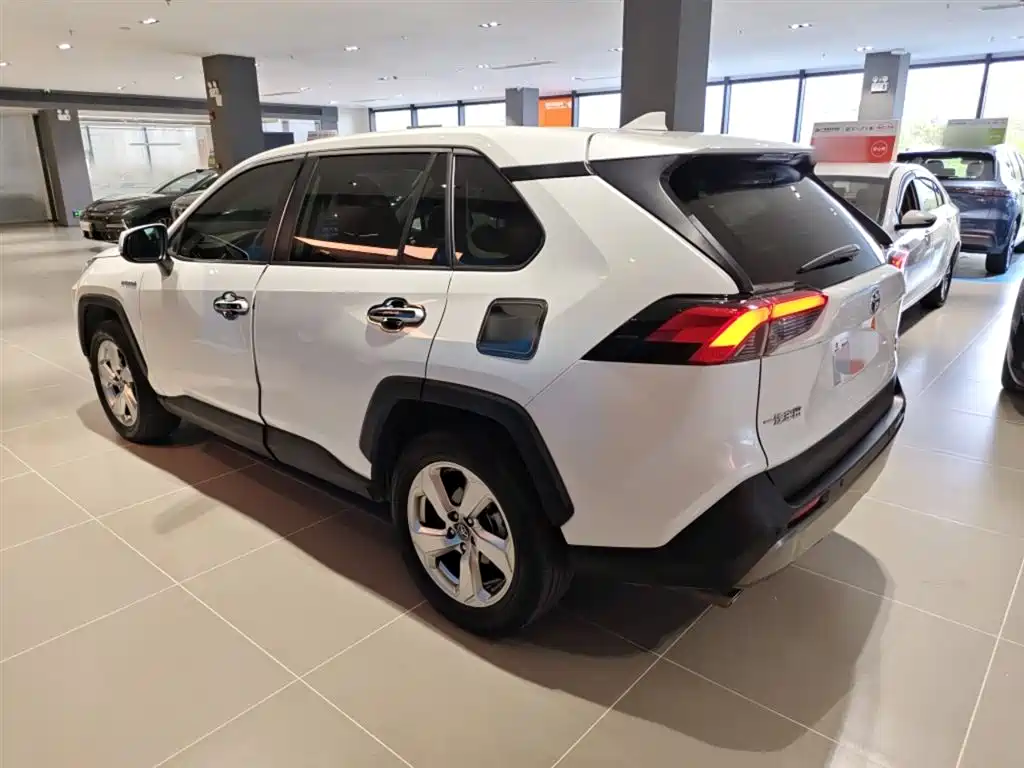 Toyota RAV4 — фото 25