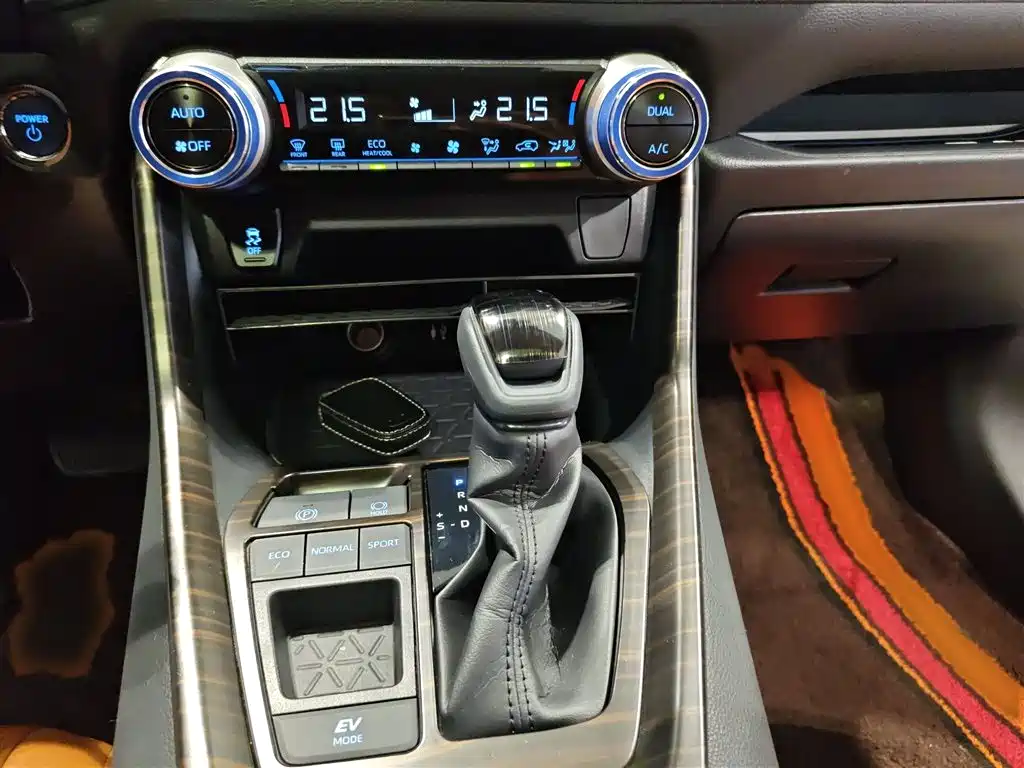Toyota RAV4 — фото 10