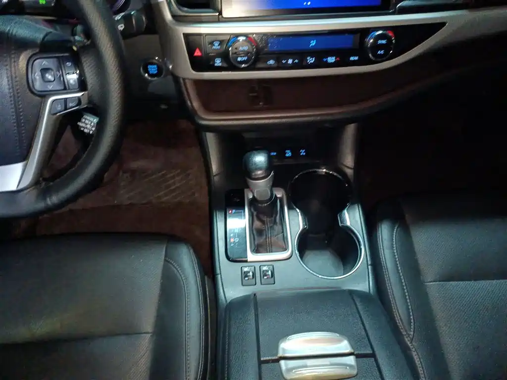 Toyota Highlander — фото 10