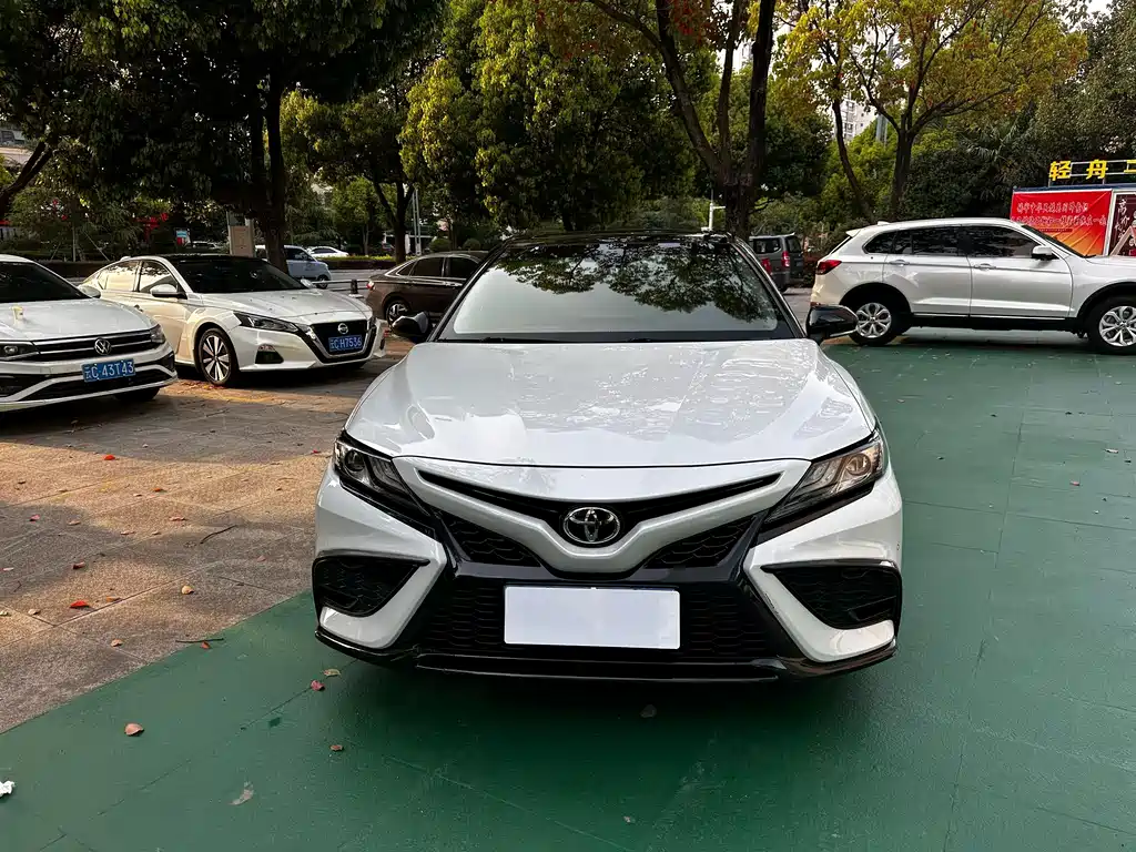 Toyota Camry — фото 2