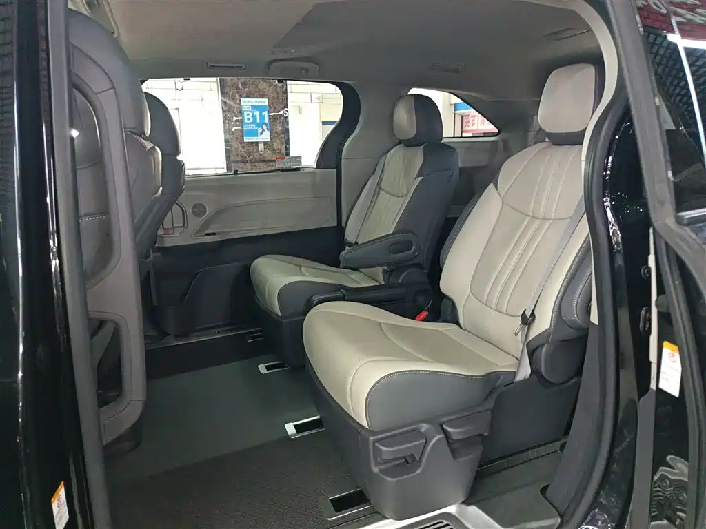 Toyota Sienna — фото 17