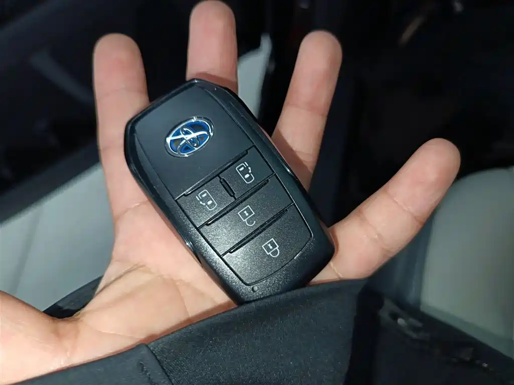 Toyota Sienna — фото 9
