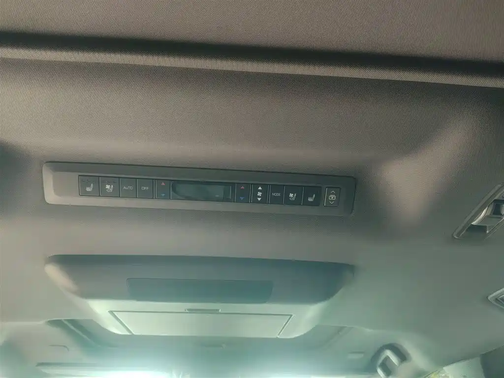 Toyota Sienna — фото 14