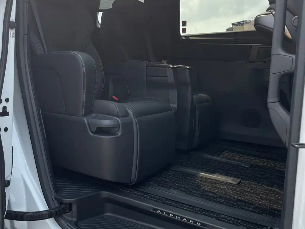 Toyota Alphard — фото 11
