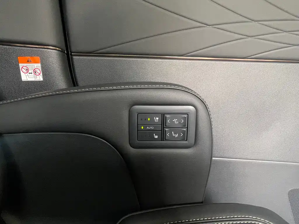 Toyota Alphard — фото 13