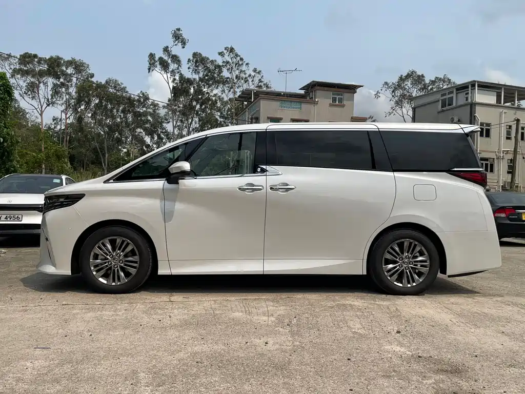 Toyota Alphard — фото 3