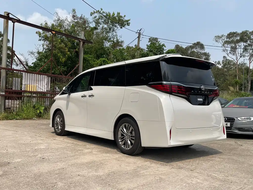 Toyota Alphard — фото 4