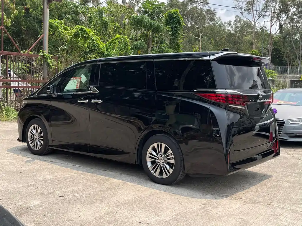 Toyota Alphard — фото 4