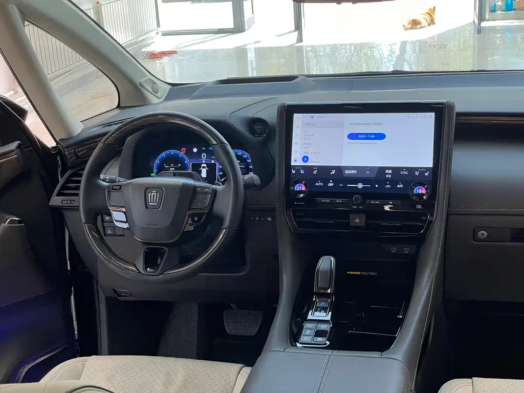 Toyota Vellfire — фото 25