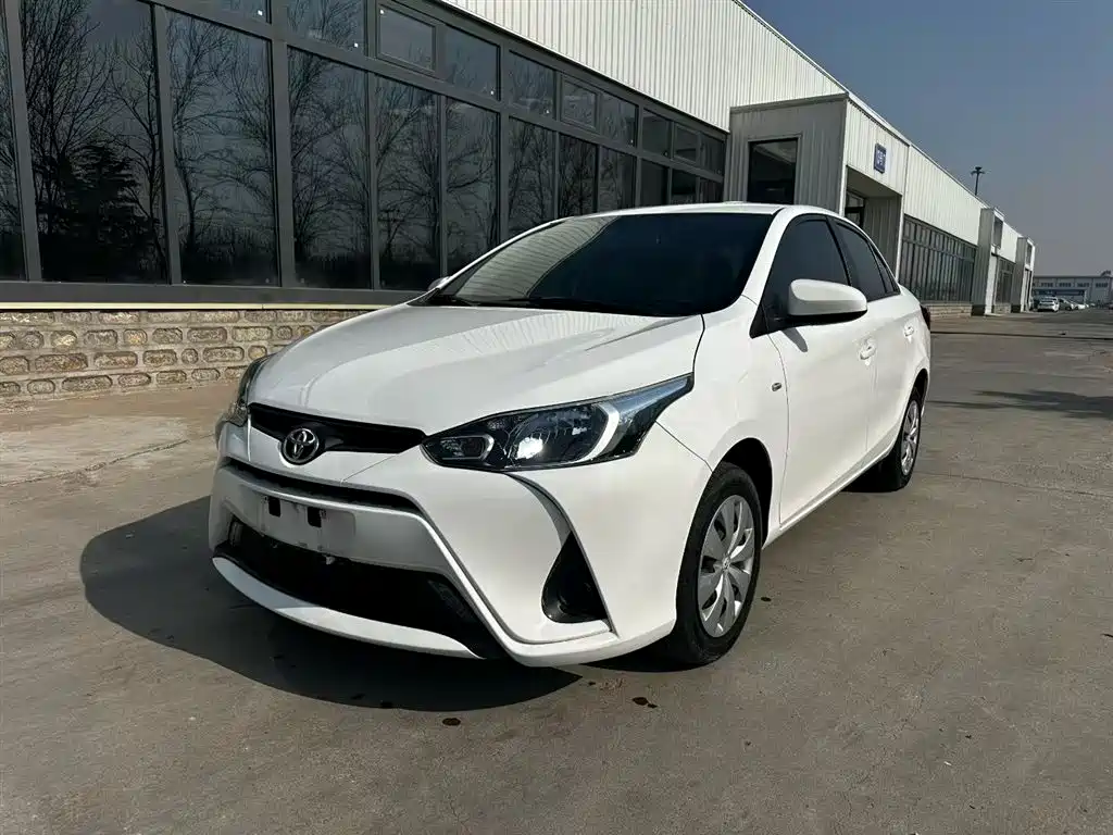Toyota Yaris L — фото 2
